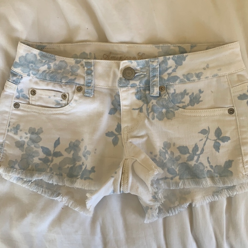 Pretty short shorts w blue flower details
